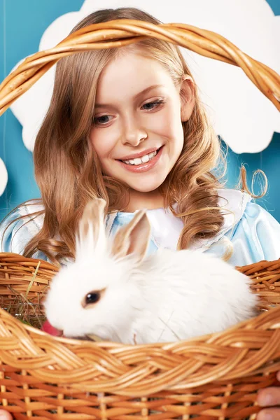 小女孩提着篮子鸡蛋颜色与白色的复活节兔子 — 图库照片