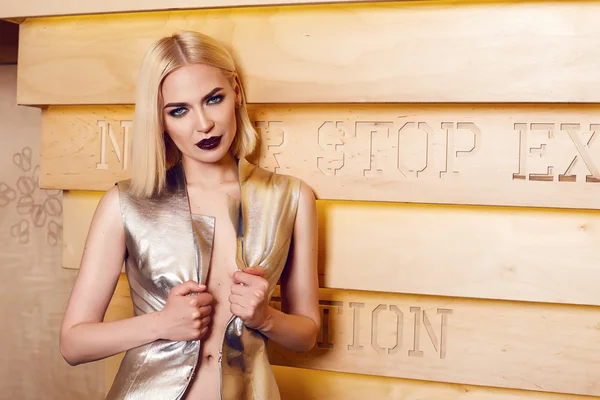 Vacker sexig kvinna blont hår gör upp coctail festklänning — Stockfoto