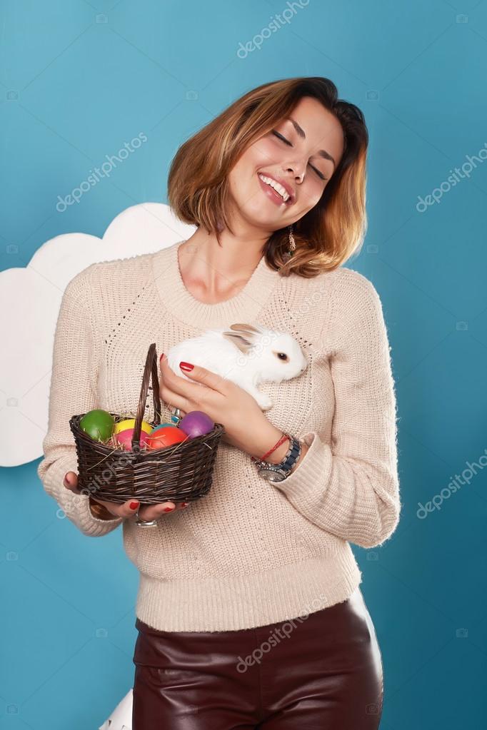 Sepet beyaz Paskalya bunny ve renk yumurta ile güzel kız | Stok  fotoğrafçılık ©Iniraswork | Telifsiz resim #68909111