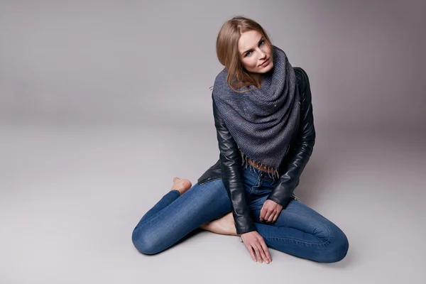 Mooie sexy model vrouw in casual kleding winkel collectie — Stockfoto