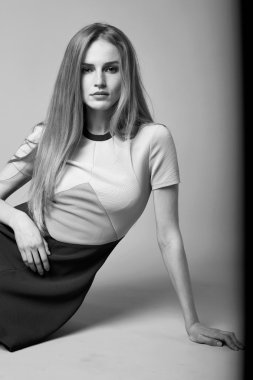 Güzel seksi kadın sarışın saç akşam gündelik elbise makyaj