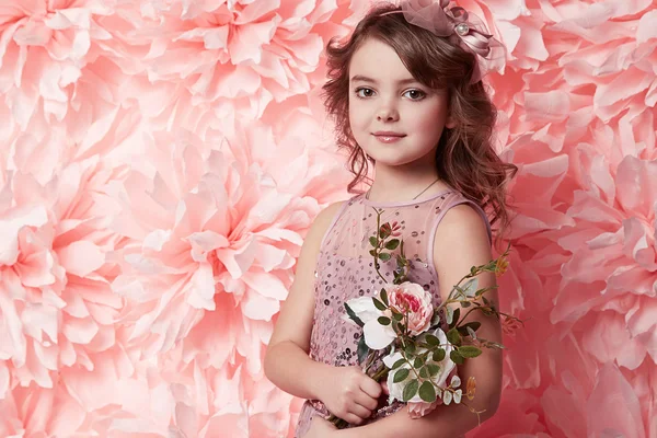 Hermosa niña en lindo vestido con flor — Foto de Stock