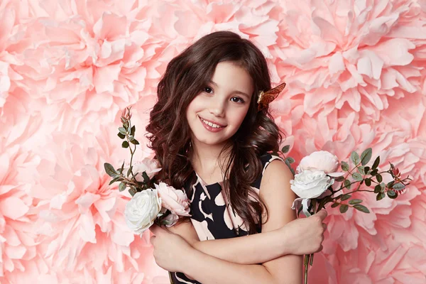 Hermosa niña en lindo vestido con flor —  Fotos de Stock