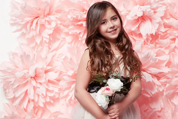 Hermosa niña en lindo vestido con flor — Foto de Stock