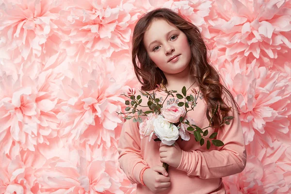 Mooi meisje in leuke jurk met bloem — Stockfoto