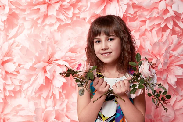 Hermosa niña en lindo vestido con flor —  Fotos de Stock