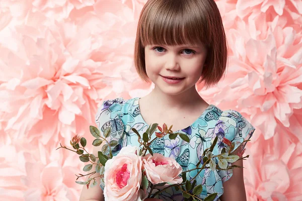 Hermosa niña en lindo vestido con flor — Foto de Stock