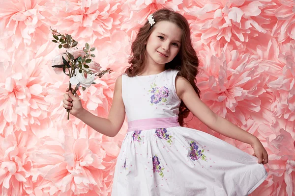 Hermosa niña en lindo vestido con flor —  Fotos de Stock