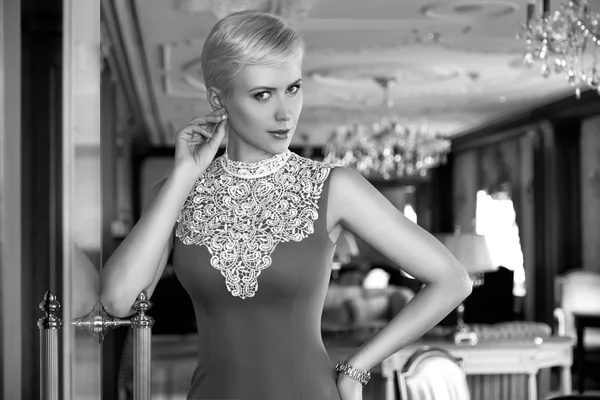 Mooie sexy vrouw blonde haren avond make-up jurk bedrijf — Stockfoto