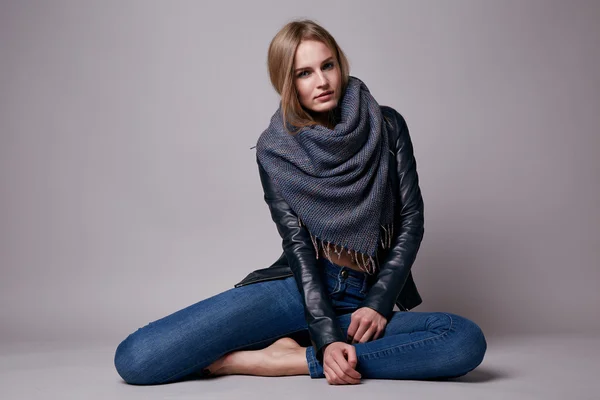 Güzel seksi kadın sarışın saç akşam gündelik elbise makyaj