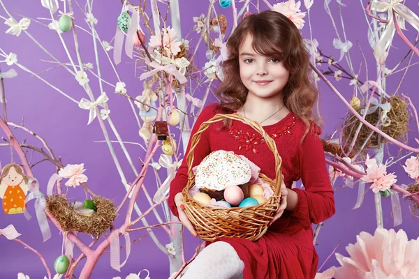 Kleines Mädchen mit Korb Eier Osterhasen Lächeln — Stockfoto