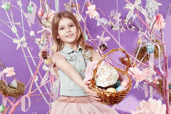 Niña con huevos de cesta Conejito de Pascua sonrisa — Foto de Stock