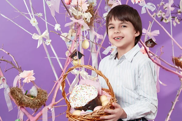 Kleines Mädchen mit Korb Eier Osterhasen Lächeln — Stockfoto