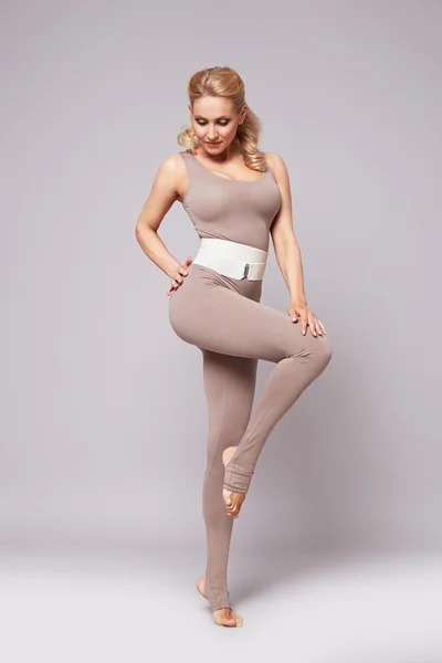 Schoonheid sexy vrouw sport yoga pilates fitness lichaam vorm kleding — Stockfoto