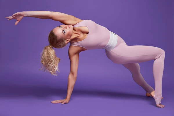 Skönhet sexig kvinna sport yoga pilates fitness kroppen formen kläder — Stockfoto