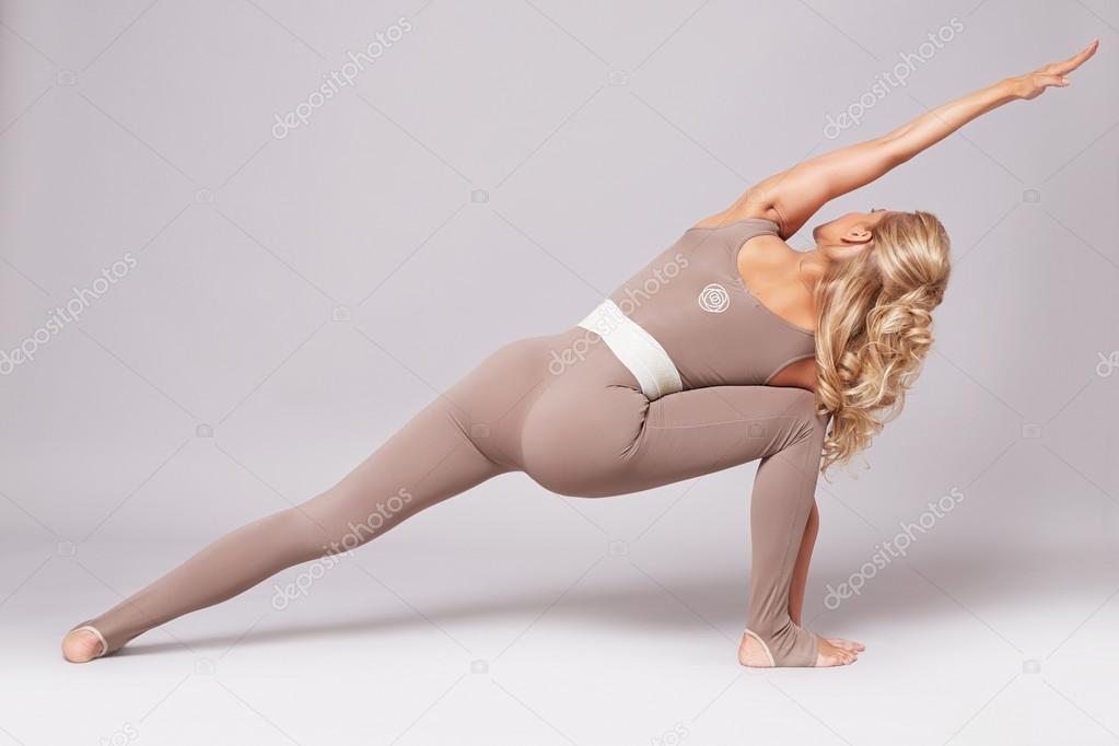 Beauty sexy woman sport yoga pilates fitness body shape clothes Stock Photo  by ©Iniraswork 72513181
