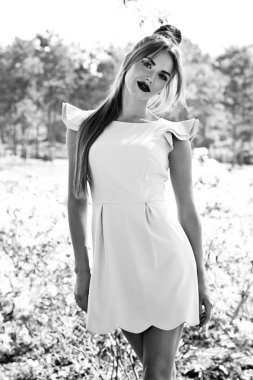 Güzel seksi kadın esmer yürüyüş parkı güneş Parlatıcı elbiseli