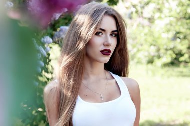 Güzel seksi kadın esmer yürüyüş parkı güneş Parlatıcı elbiseli