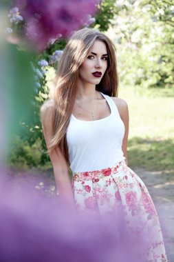 Güzel seksi kadın esmer yürüyüş parkı güneş Parlatıcı elbiseli