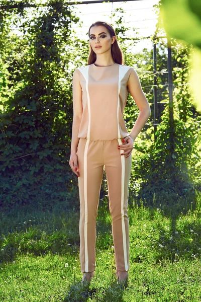 아름 다운 섹시 한 여자 드레스 산책 공원 태양 빛에 입고 — 스톡 사진