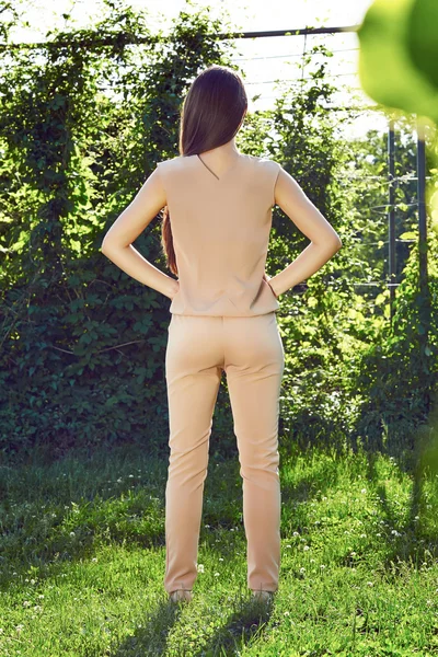 Красива сексуальна жінка в сукні ходить в парку сонячним сяйвом — стокове фото