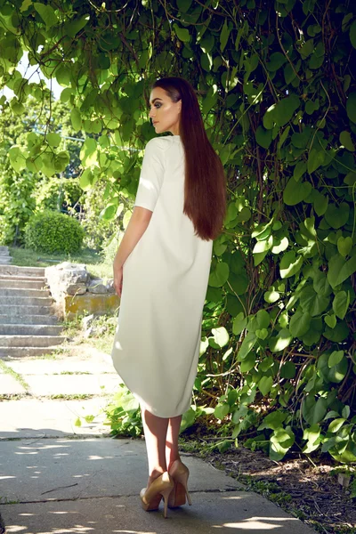 Mulher sexy bonita vestindo vestido andar no parque sol brilhar — Fotografia de Stock