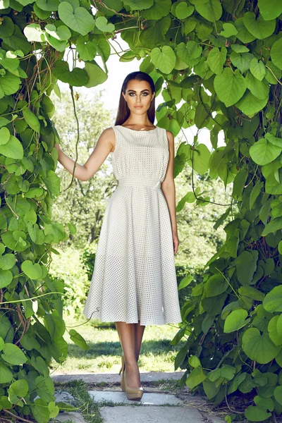 아름 다운 섹시 한 여자 드레스 산책 공원 썬 샤인 메이크업을 착용 — 스톡 사진