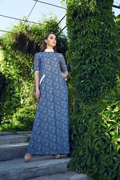 아름 다운 섹시 한 여자 드레스 산책 공원 썬 샤인 메이크업을 착용 — 스톡 사진
