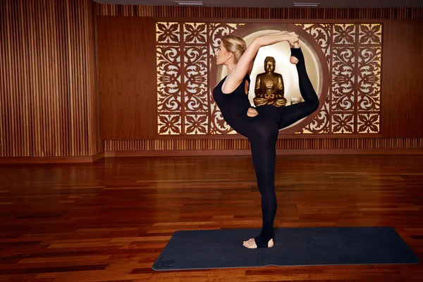 Blond kvinna youga pilates fitness budha Indien Asien — Stockfoto