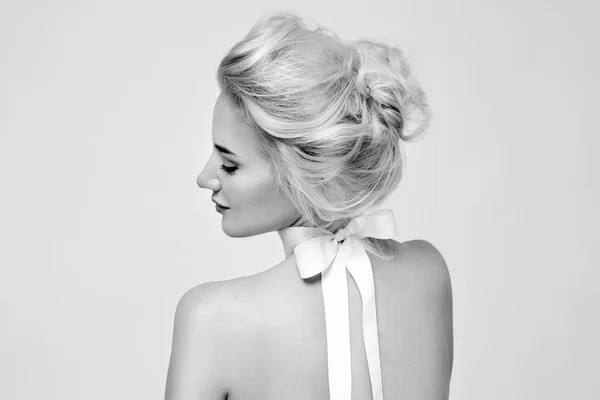 Beautiful gentle woman with silk bow on neck cosmetics body face — Zdjęcie stockowe