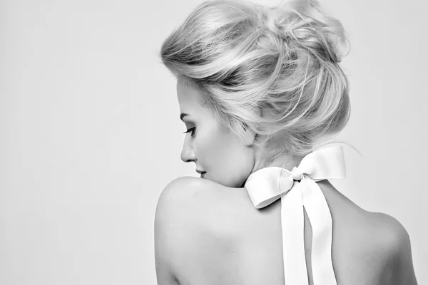 Beautiful gentle woman with silk bow on neck cosmetics body face — Stock fotografie