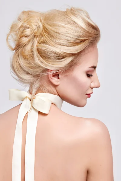 Beautiful gentle woman with silk bow on neck cosmetics body face — 图库照片