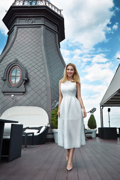 Beauty sexy business woman in restaurant in white fashion dress — ストック写真