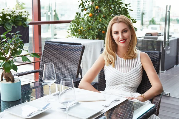 Beauty sexy business woman in restaurant in white fashion dress — Stock Photo, Image