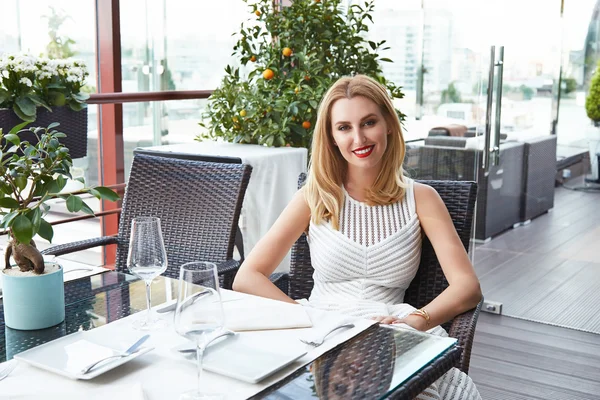 Beauty sexy business woman in restaurant in white fashion dress — Stock Photo, Image