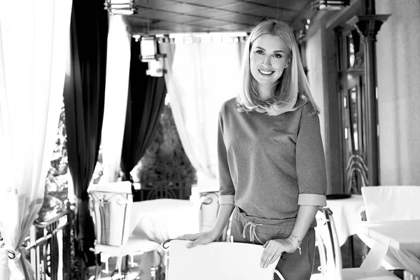 Beautiful sexy blond business woman restaurant drink coffee tea — Stock fotografie