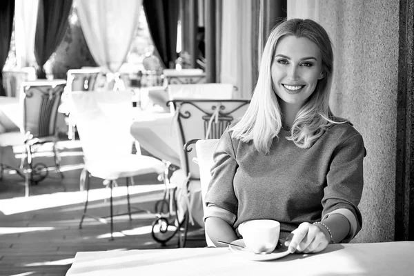 Beautiful sexy blond business woman restaurant drink coffee tea — Zdjęcie stockowe