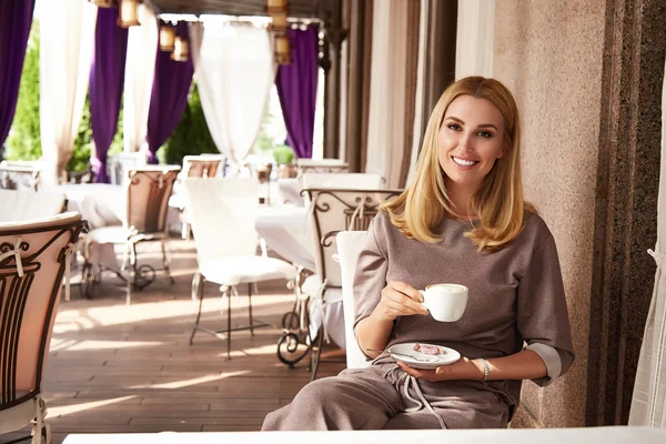 Beautiful sexy blond business woman restaurant drink coffee tea — Stock fotografie