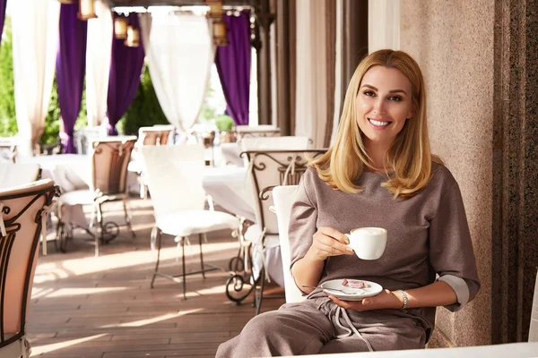 Beautiful sexy blond business woman restaurant drink coffee tea — ストック写真