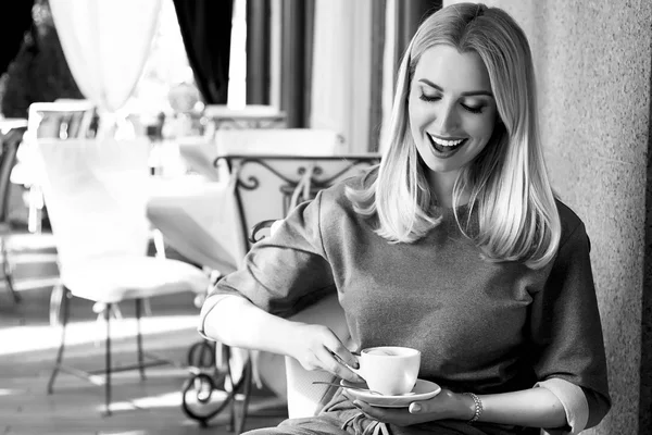 Beautiful sexy blond business woman restaurant drink coffee tea — Stock Photo, Image