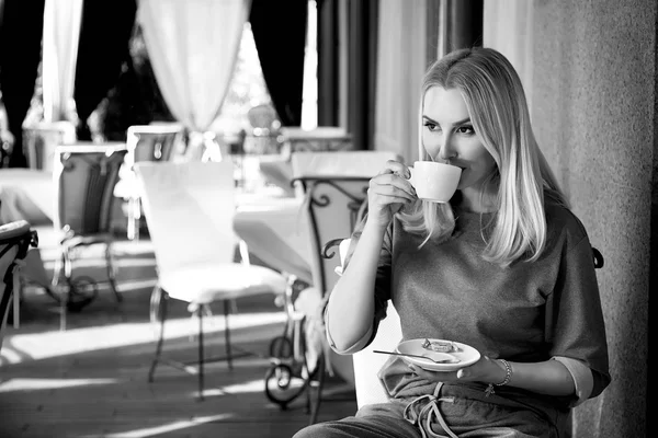 सुंदर सेक्सी सुनहरे बालों वाली व्यापार महिला रेस्तरां कॉफी चाय पीना — स्टॉक फ़ोटो, इमेज