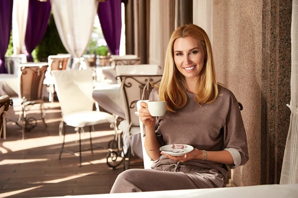 Beautiful sexy blond business woman restaurant drink coffee tea — ストック写真