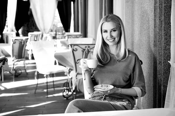 Beautiful sexy blond business woman restaurant drink coffee tea — Stock Fotó