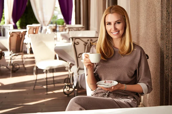 Beautiful sexy blond business woman restaurant drink coffee tea — Stock Fotó