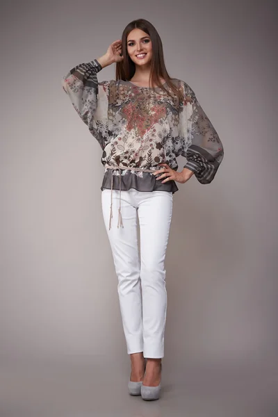 Schoonheid mode kleding casual collectie vrouw model brunette — Stockfoto