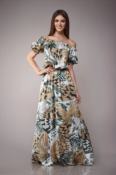 Belleza moda ropa casual colección mujer modelo morena — Foto de Stock