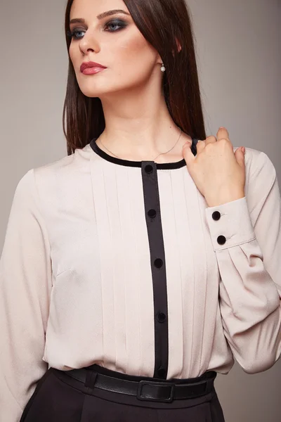 Beauté vêtements de mode casual collection femme modèle brunette — Photo