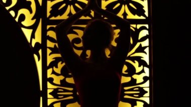 Bir spor fiziği ince rakam ile güzel genç seksi sarışın kız sinsi takım yoga egzersizleri fitness yapıyor pilates mükemmel vücut şekli hamle rahatlatır