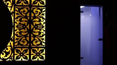 Bir spor fiziği ince rakam ile güzel genç seksi sarışın kız sinsi takım yoga egzersizleri fitness yapıyor pilates mükemmel vücut şekli hamle rahatlatır