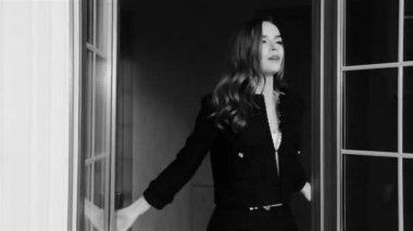 Utangaç flört kapıdan çıkan sarı saçlı güzel seksi genç kadın öpücük ücretsiz hava, parfüm, kozmetik, makyaj ve parti güneş parlayan nefes gönderir